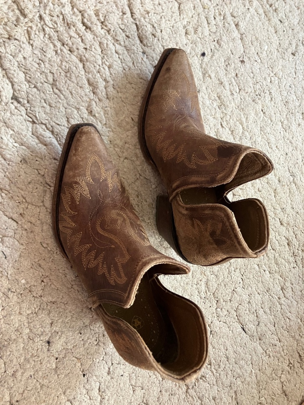Ariat cowgirl booties size 8.5